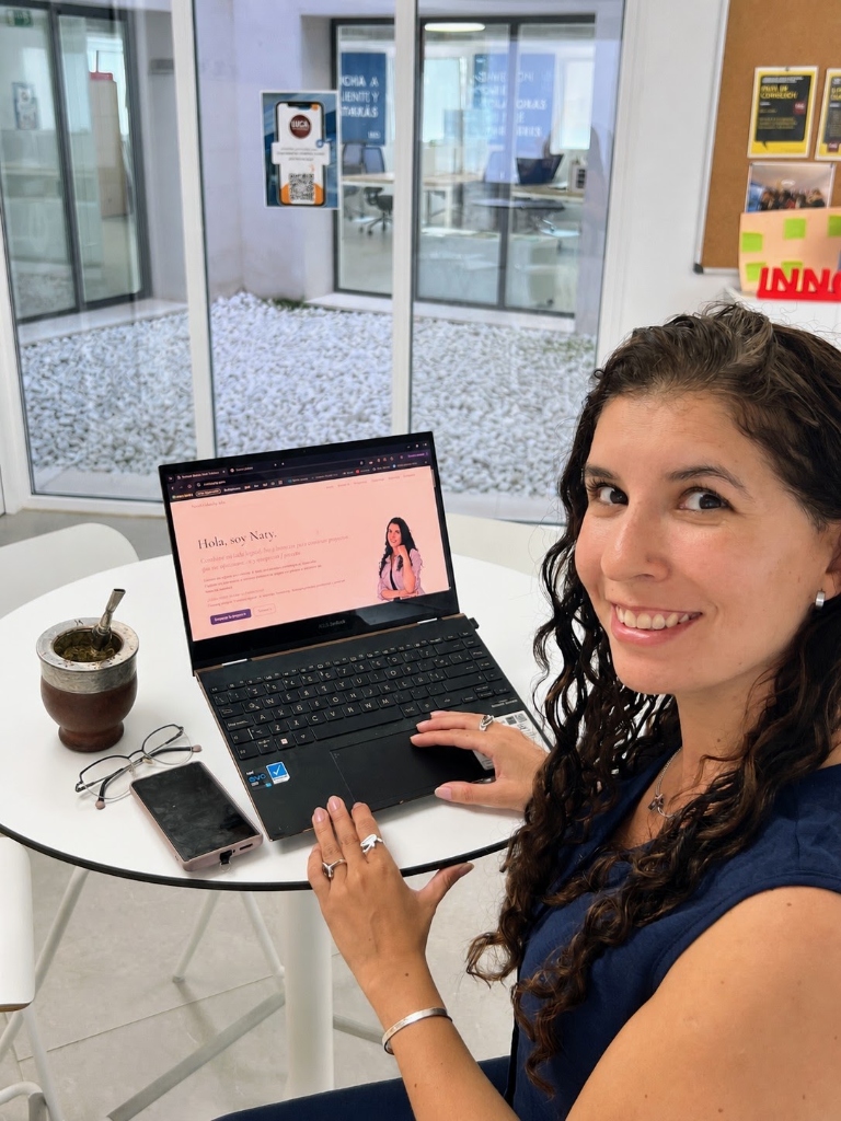 Natalia Salcedo Jobs trabajando en proyectos digitales y producto