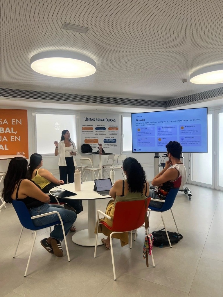 Charla y dinámica en UCA Emprende